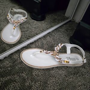 Rouge! White & Gold Sandals with Chain Embellishments Sz 7